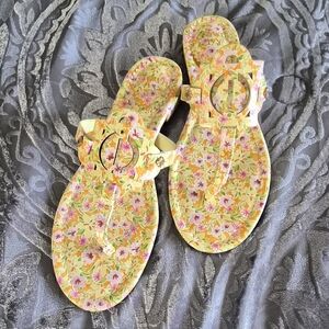 crown & ivy Black and White Boxed Wylie Painted Petals Sandals